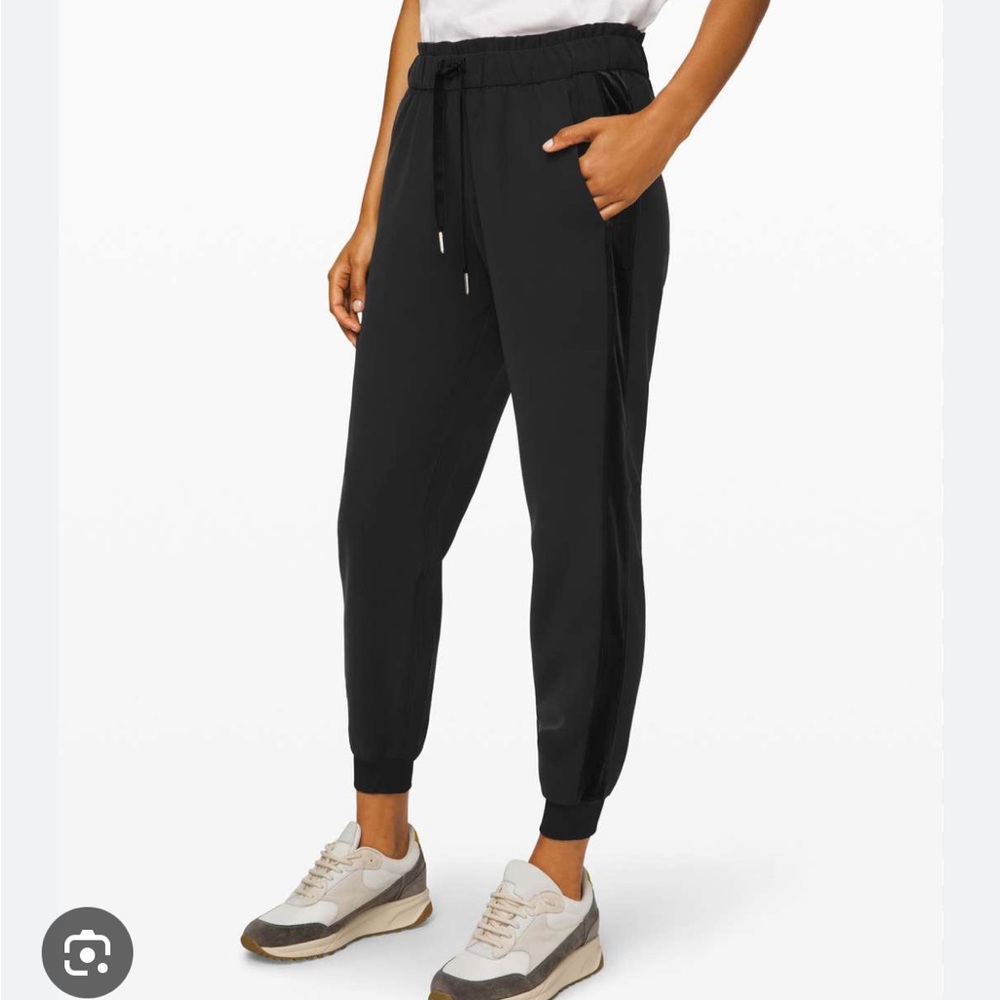 Lululemon On The Fly Jogger, black, size 2 velvet trim
